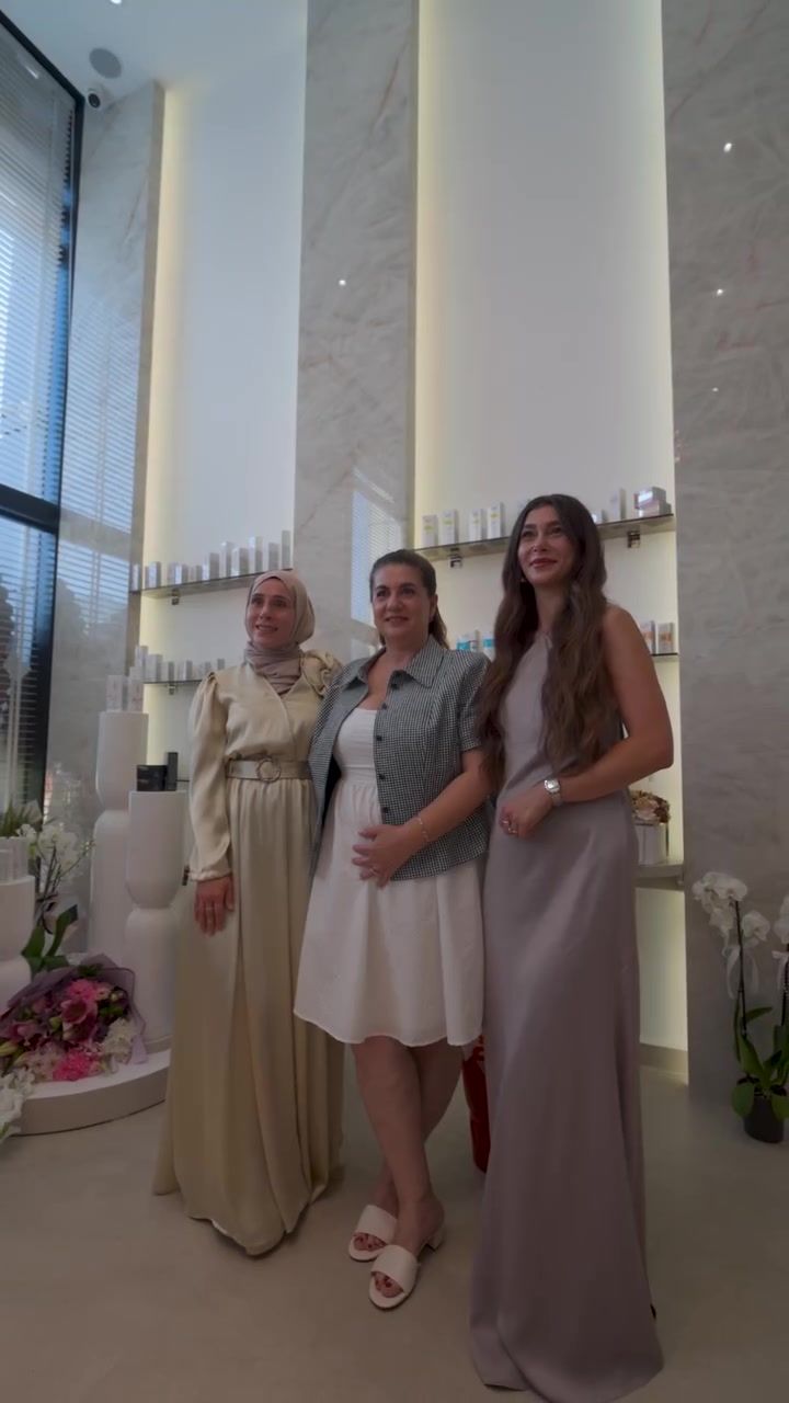Açılış gününde salonda misafirler
